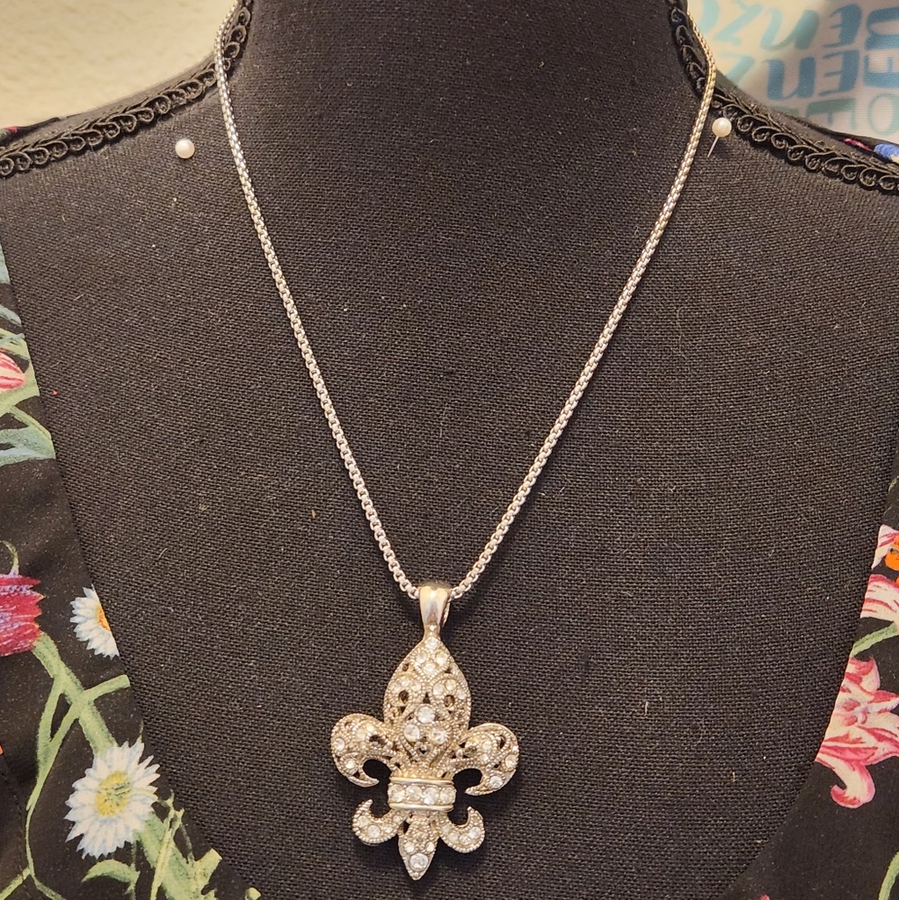 Elegant Silver Fleur-de-Lis Pendant Necklace